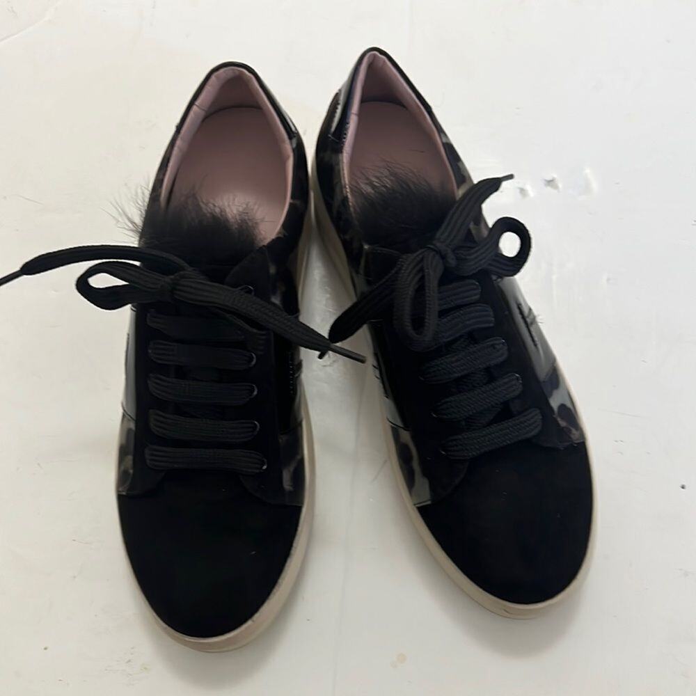 TARYN ROSE COLLECTION NWOT SNEAKERS SIZE 37